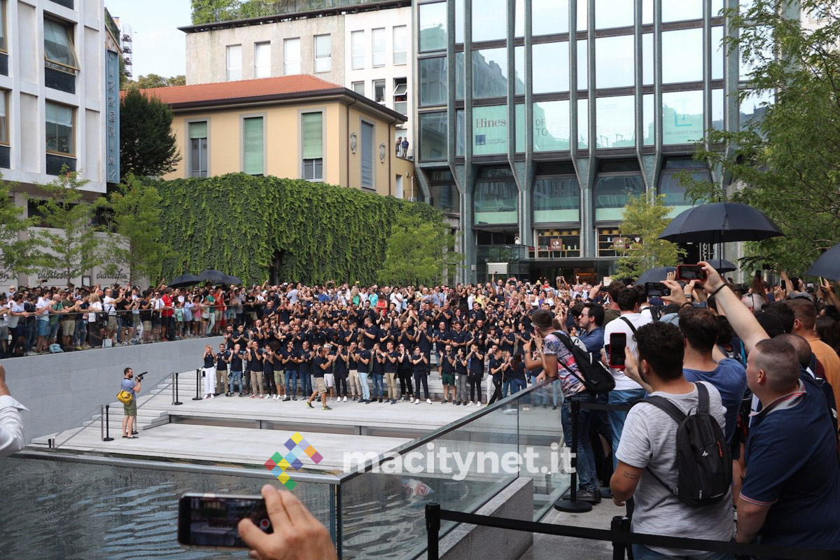 Inaugurazione Apple Piazza Liberty, lo store apre le porte al pubblico Inaugurazione Apple Piazza Liberty, lo store apre le porte al pubblico