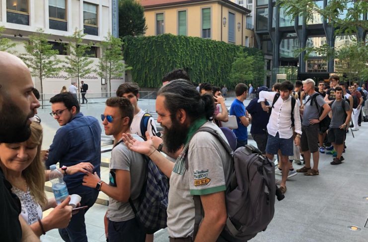 Fila per Apple Piazza Liberty in attesa dell’apertura