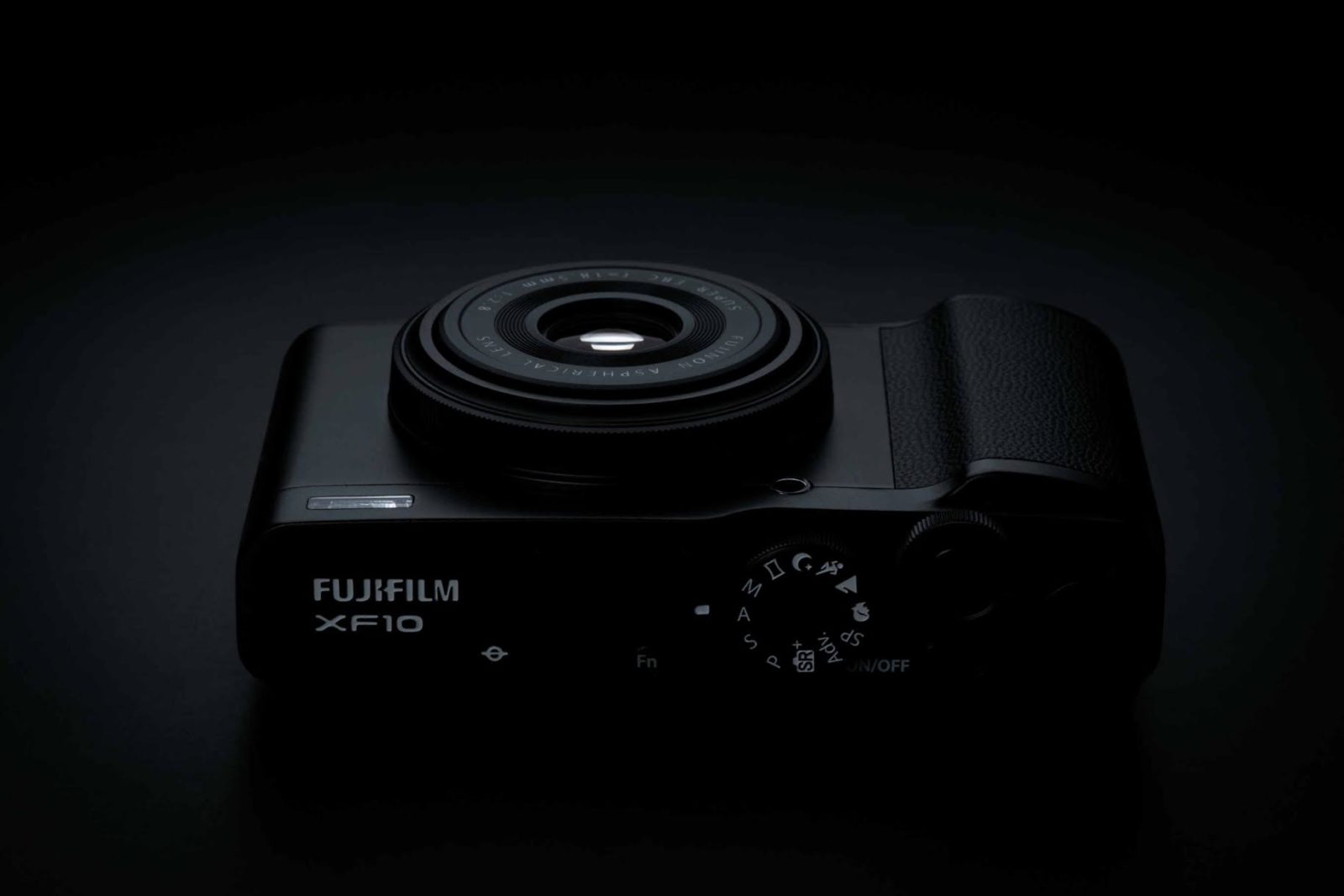 Fujifilm annuncia la XF10, compatta tascabile con sensore APS-C