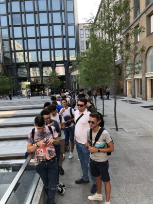 Apple Piazza Liberty Milano: in fila con Angela Ahrendts
