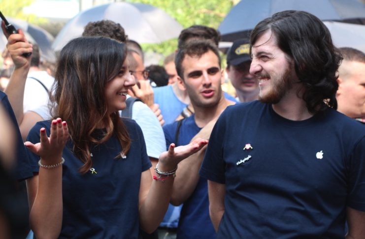 Apple Piazza Liberty: la gente