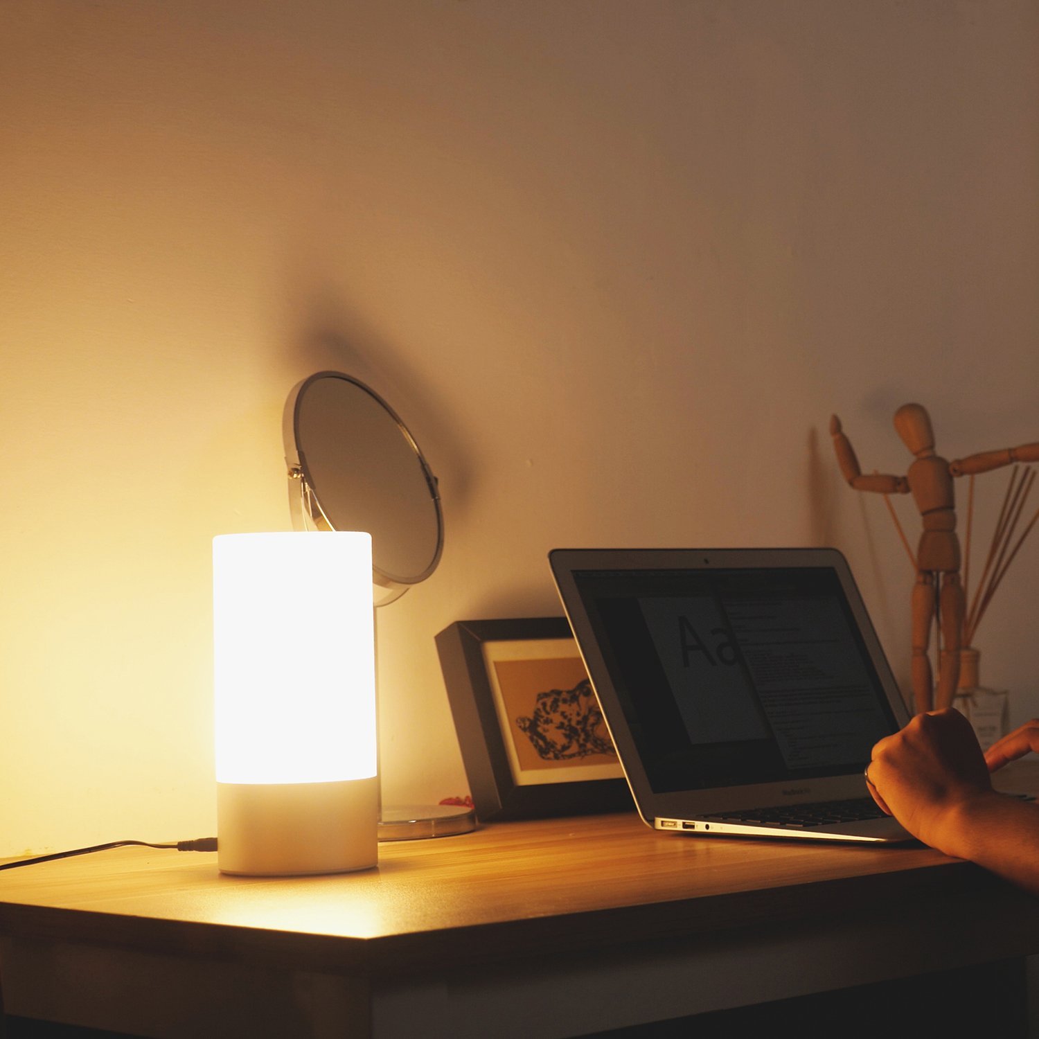 Lampada LED per casa, luce multicolore: scontata a 19,99 euro