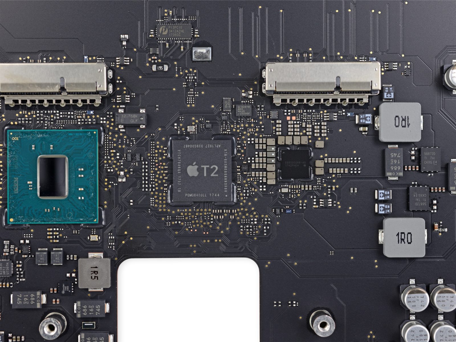 spegnimento iMac Pro in foto il chip Apple T2