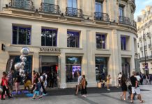 A Parigi Apple e Samsung saranno vicini di casa sugli Champs Élysées Samsung, uno showroom a due passi dal futuro Apple Store Champs-Élysées di Parigi