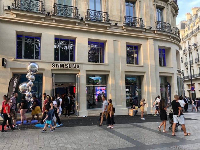 Samsung, uno showroom a due passi dal futuro Apple Store Champs-Élysées di Parigi