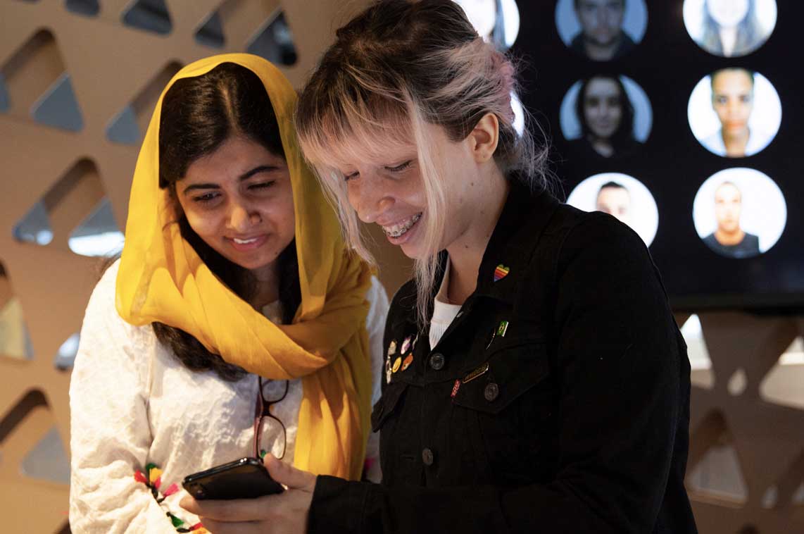 Gli studenti della Apple Developer Academy sviluppano app per risolvere difficoltà reali nelle loro comunità. Gli studenti a Rio hanno mostrato venerdì il proprio lavoro a Malala Yousafzai.