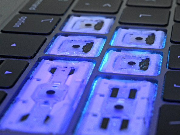Vernici in polvere per testare la tastiera del MacBook pro 2018