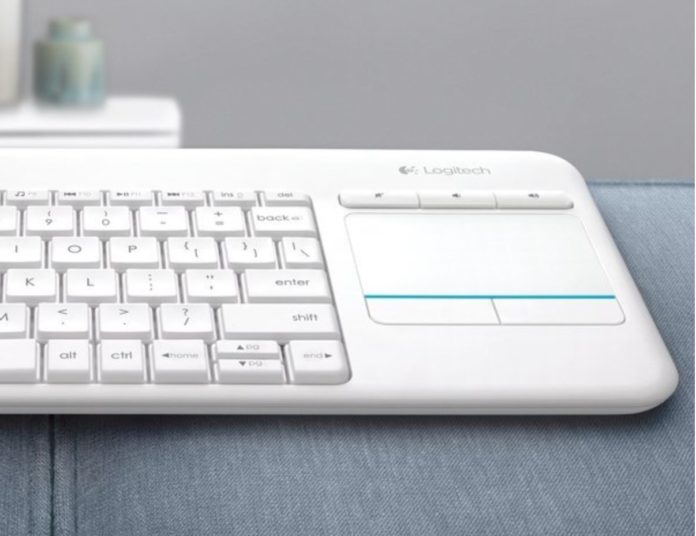 Prime Day: solo 24,99 € per Logitech K400 Plus, la tastiera per Mac e smart TV in poltrona