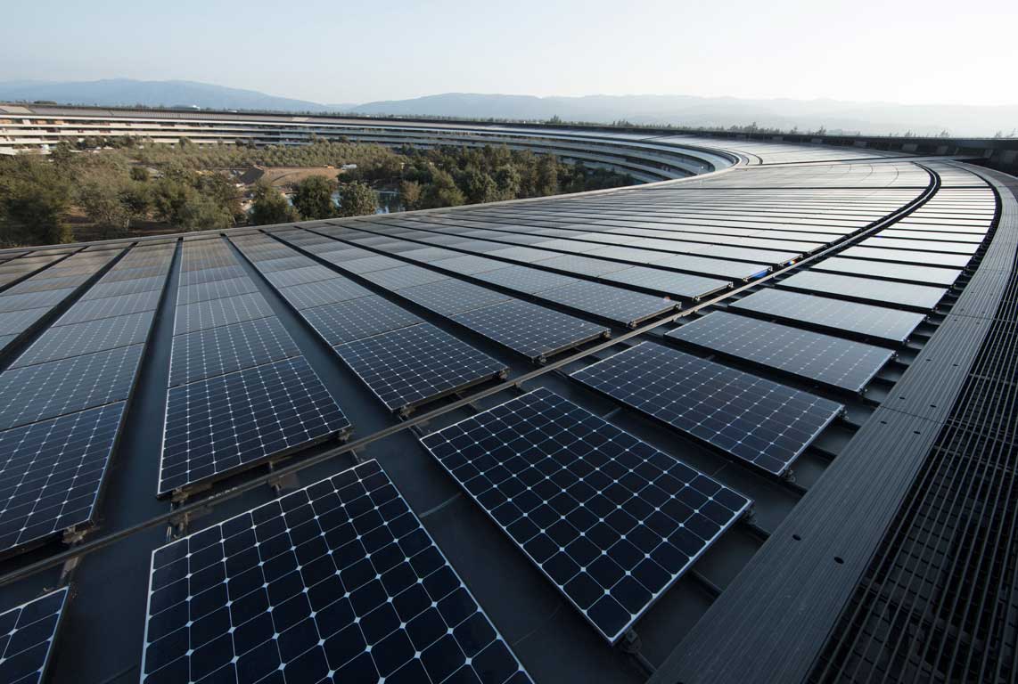 Il nuovo quartier generale di Apple a Cupertino è alimentato al 100% da energie rinnovabili, prodotte in parte con un impianto fotovoltaico da 17 megawatt installato sul tetto dell’edificio.