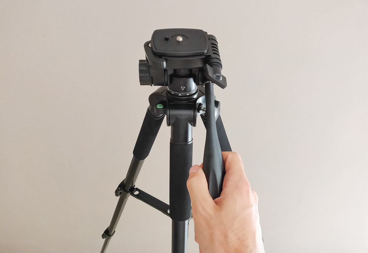 Recensione cavalletto video Andoer, riprese fluide con reflex e smartphone