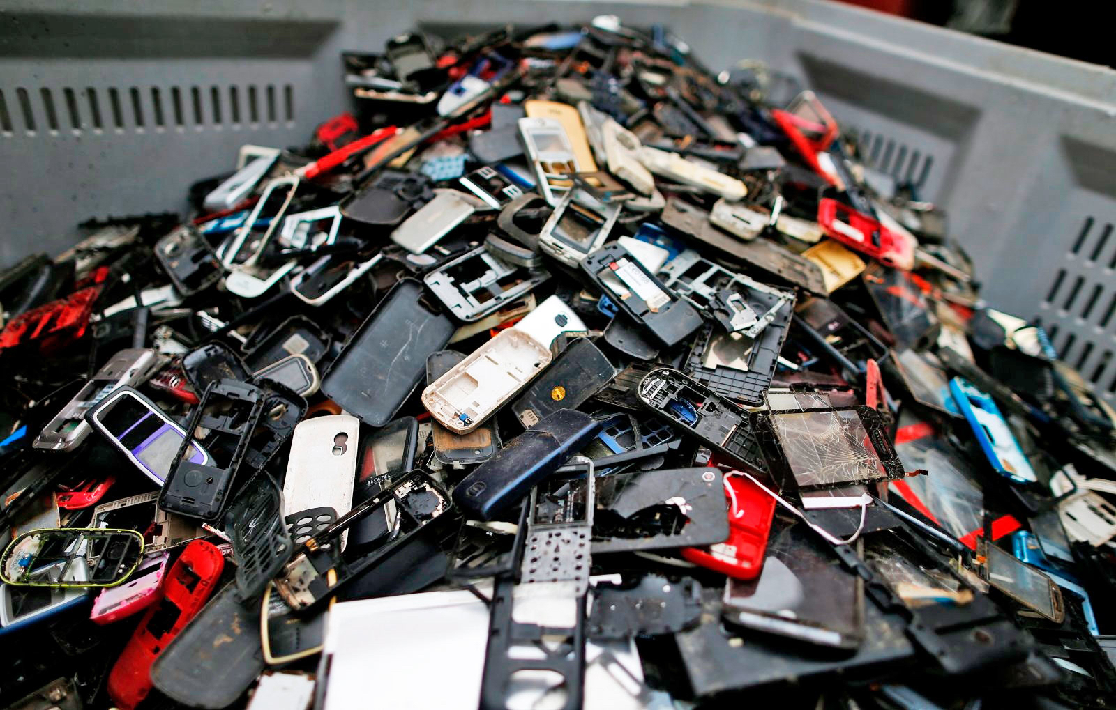 Standard per i caricabatterie telefonici, l’Europa verso una legge