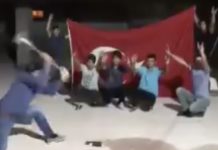 I fedeli di Erdogan distruggono iPhone a mazzate con finale a sorpresa I fedeli di Erdogan distruggono iPhone a mazzate con finale a sorpresa