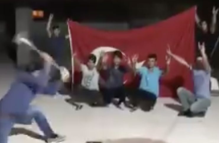 I fedeli di Erdogan distruggono iPhone a mazzate con finale a sorpresa