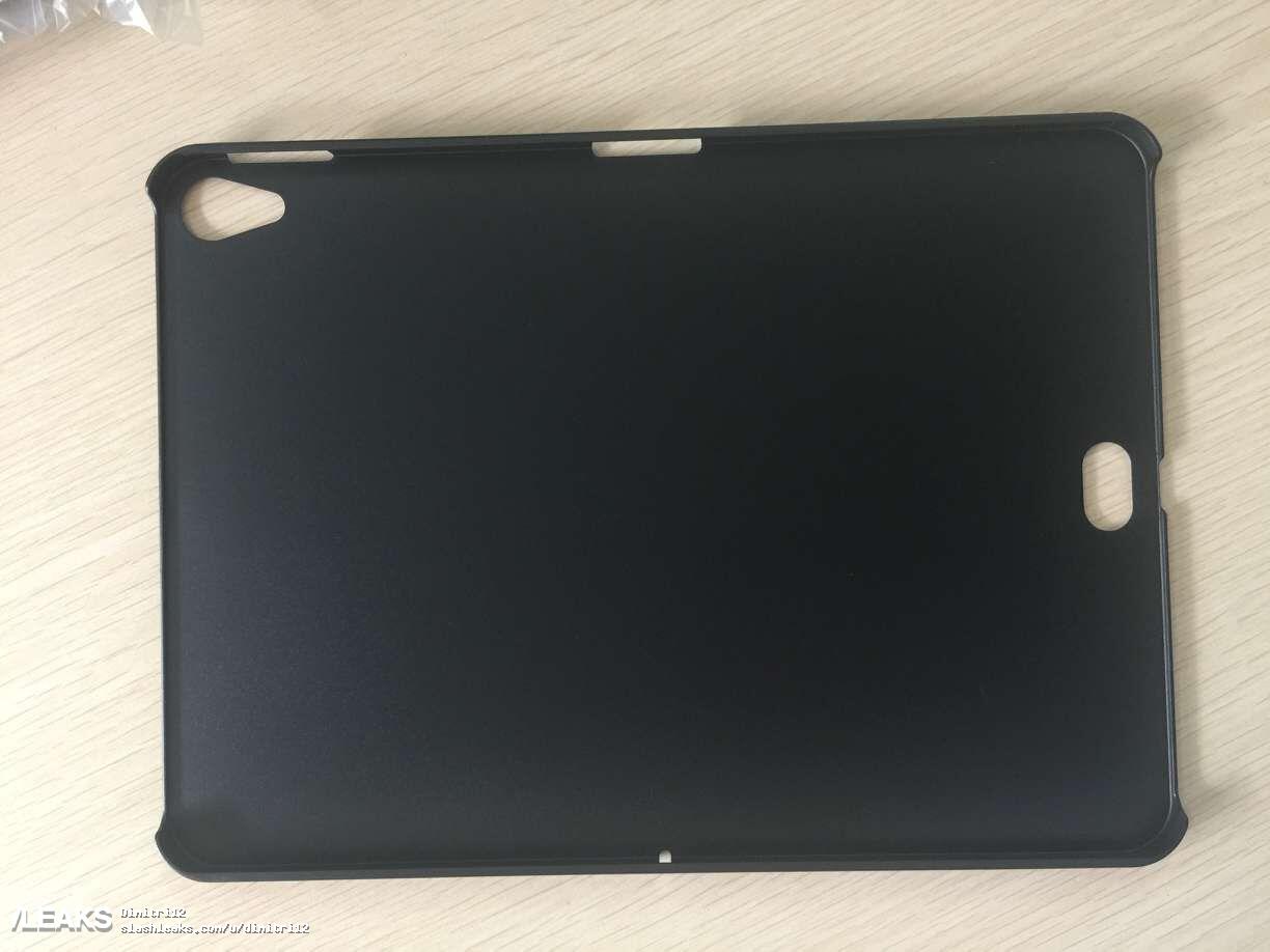 Nuovo iPad Pro con Face ID, nella presunta cover c’è un foro misterioso