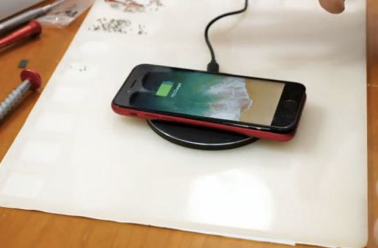 Un iPhone 7 modificato per integrare la ricarica wireless