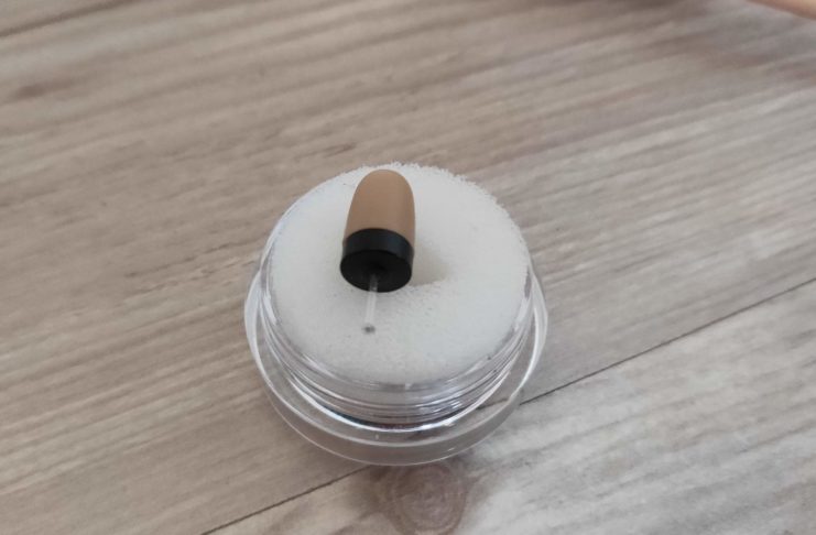 In prova il nano auricolare spia C1, per suggerimenti “invisibili”