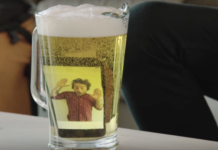 Quanto durerà un iPhone XS Max sotto 2 metri di birra?