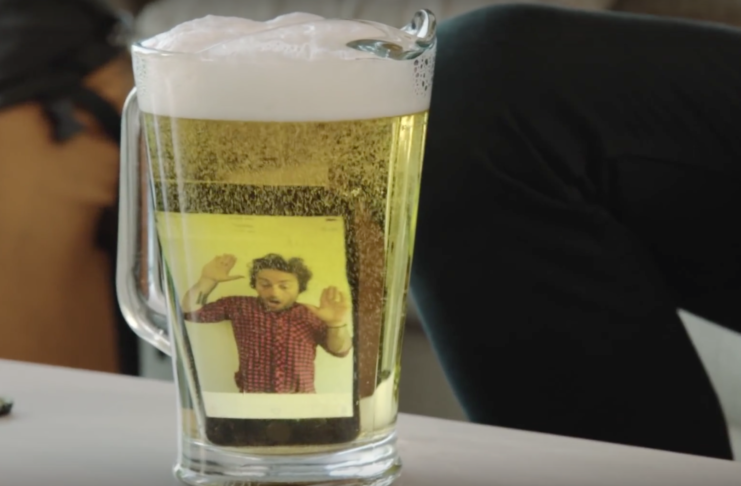 Quanto durerà un iPhone XS Max sotto 2 metri di birra?