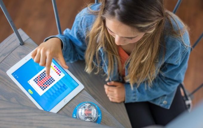 Facebook regala robot Sphero alle scuole americane per la promozione del Coding