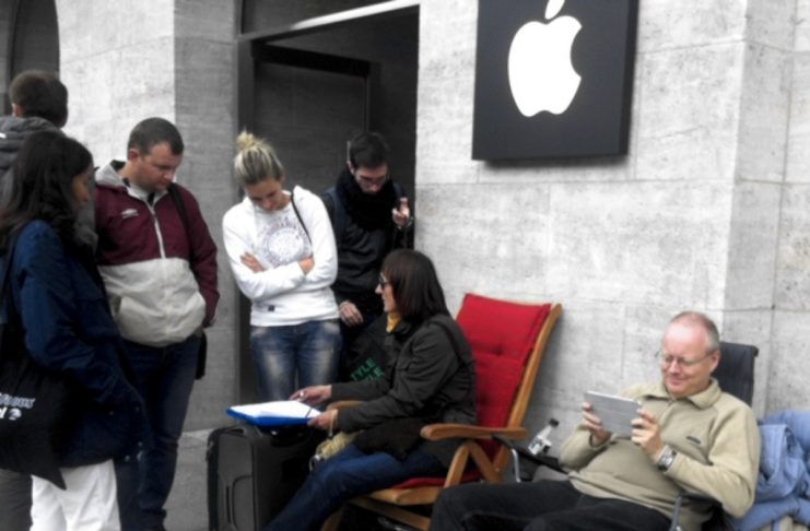 In fila per iPhone XS senza morire di fame, ci pensa Deliveroo