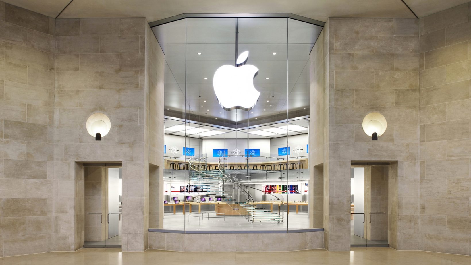 Apre il negozio Apple sugli Champs-Élysées, chiude quelo del Louvre Apre il negozio Apple sugli Champs-Élysées, chiude quelo del Louvre