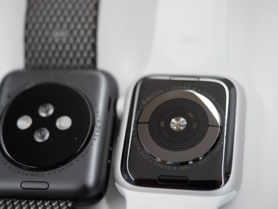 I sensori di Apple Watch 3 (a sinistra) a confronto con quelli del nuovo Apple Watch 4 (destra)
