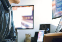 Apple legge cosa fa iPhone e gli dà una pagella antifrode Persona vicino ad un dispositivo