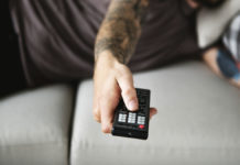 La TV in streaming di Apple proporrà contenuti per tutta la famiglia Telecomando