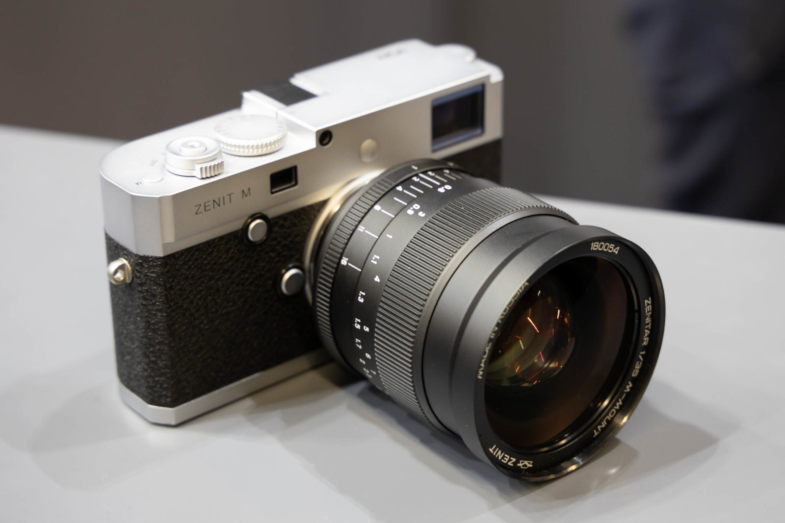 Zenit e Leica presentano la Zenit M, una nuova full frame digitale e telemetro