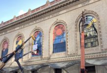 Apple decora l’Opera House di Brooklyn per il keynote 30 ottobre Keynote Apple 30 ottobre, decori alle finestre dell’Howard Gilman Opera House di Brooklyn
