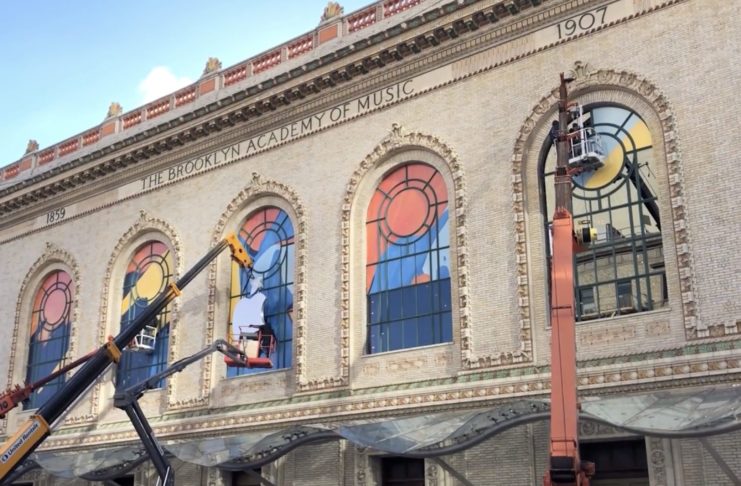 Keynote Apple 30 ottobre, decori alle finestre dell’Howard Gilman Opera House di Brooklyn