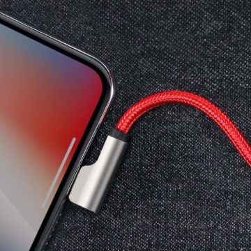 Il cavo USB-Lightining a novanta gradi Aukey risolve i problemi di iPhone con poco spazio per la connessione