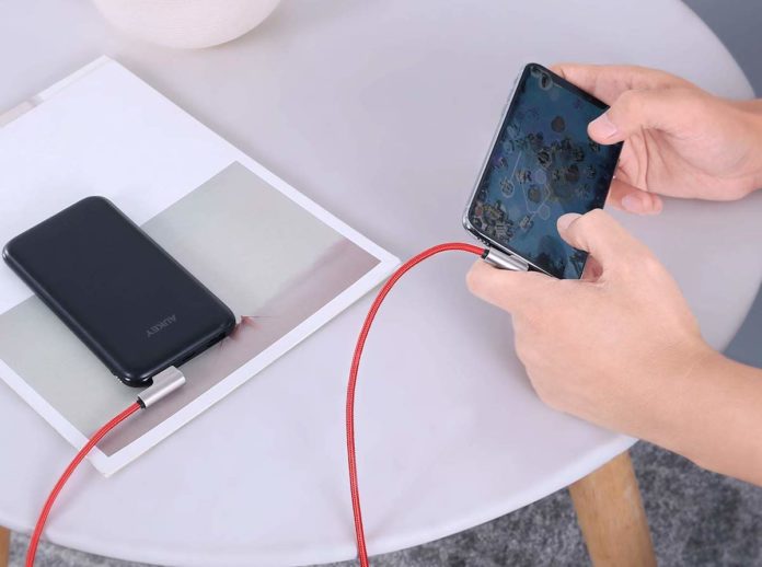 Il cavo USB-Lightining a novanta gradi Aukey risolve i problemi di iPhone con poco spazio per la connessione