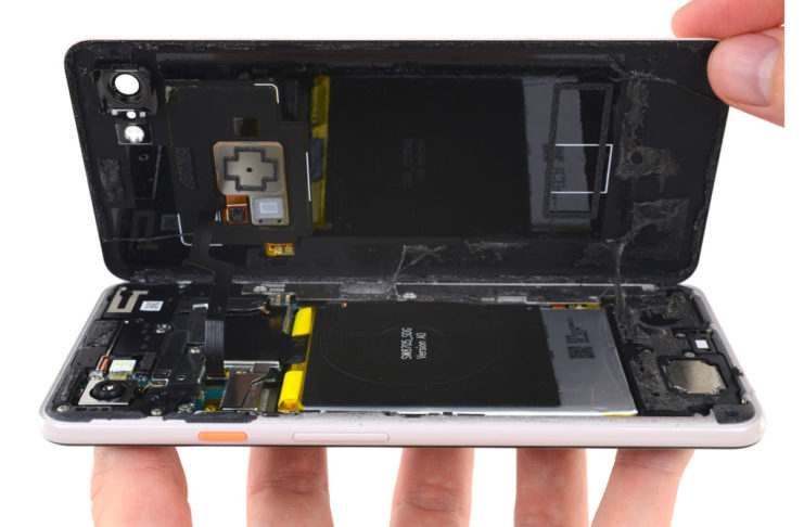 Lo smontaggio del Google Pixel 3 XL