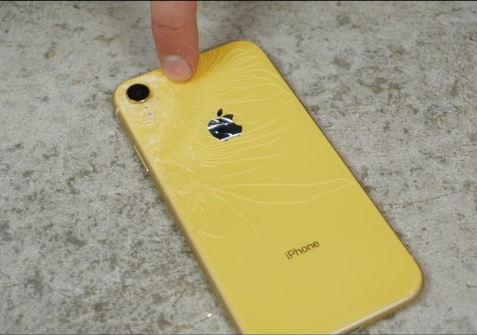 iPhone XR sembra davvero resistente, ecco test di caduta e torture varie