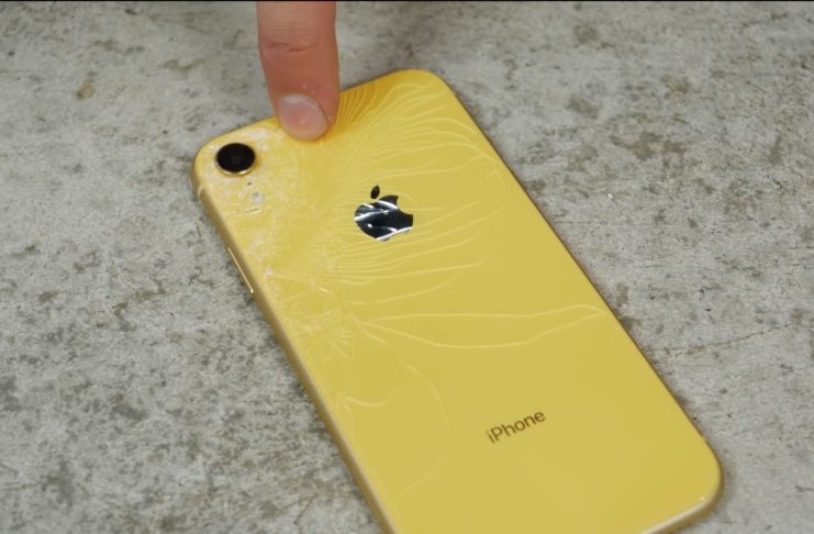 iPhone XR sembra davvero resistente, ecco test di caduta e torture varie