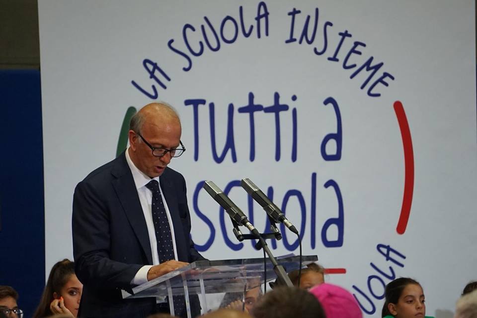 Un team di esperti per portare l’innovazione a scuola”, la promessa su Facebook del ministro dell’Istruzione