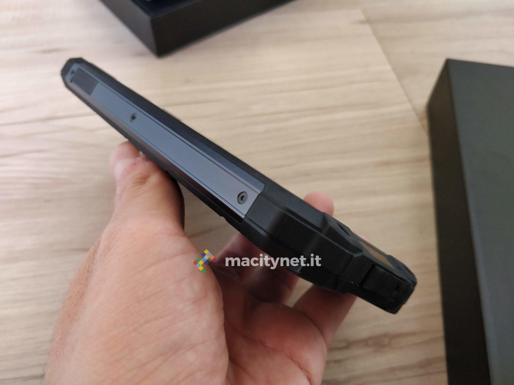 Oukitel WP2, il carro armato degli smartphone con autonomia infinita