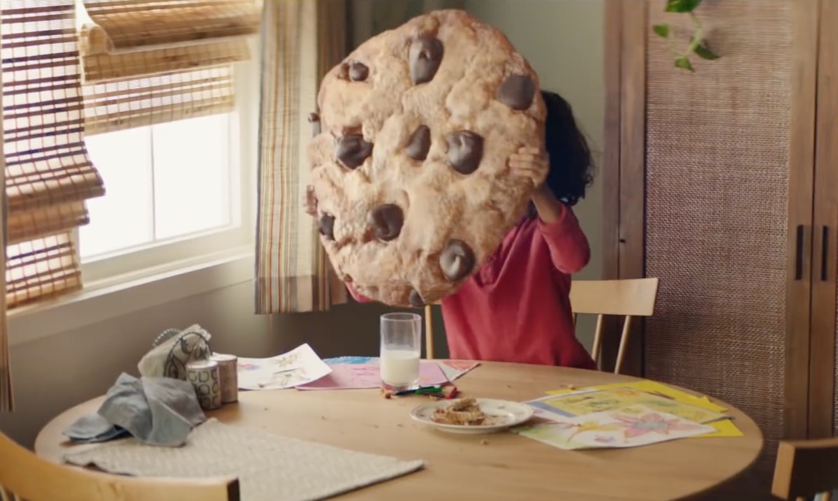 Nel divertente spot Apple iPhone XS tutto ciò che ami diventa gigante