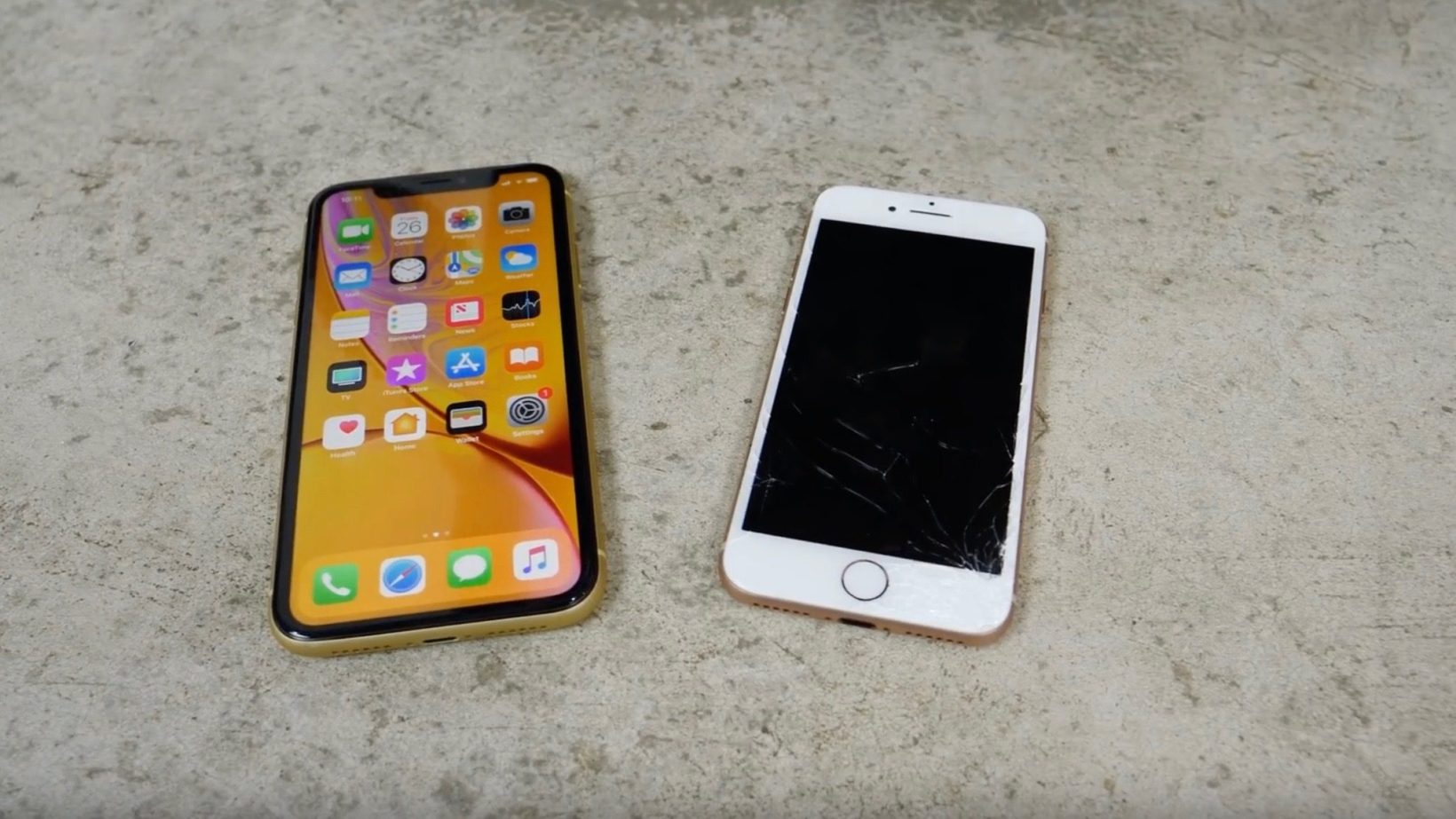 iPhone XR sembra davvero resistente, ecco test di caduta e torture varie iPhone XR sembra davvero resistente, ecco test di caduta e torture varie