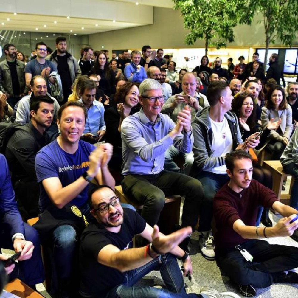 Tim Cook a Milano a sopresa per il lancio di iPhone XR