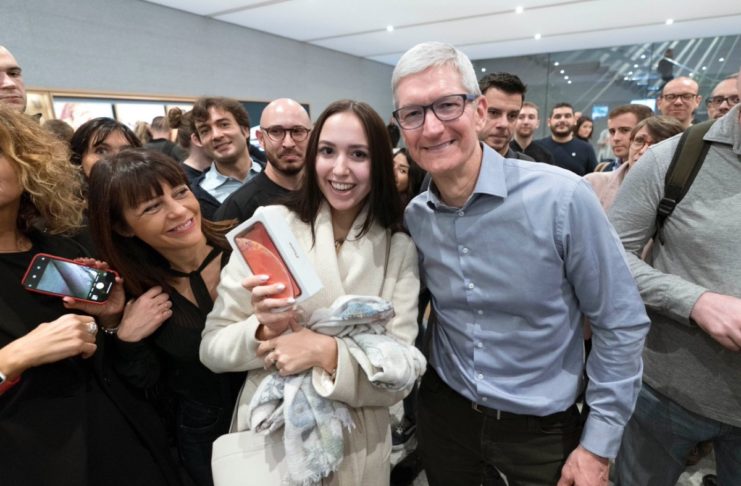 A sorpresa Tim Cook a Milano per il lancio di iPhone XR