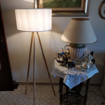 Recensione lampada da pavimento in legno Tomons, illuminare con stile