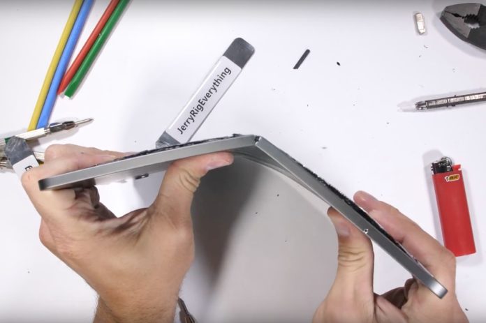 iPad Pro piegato in due, torturato e distrutto, ma non è bendgate