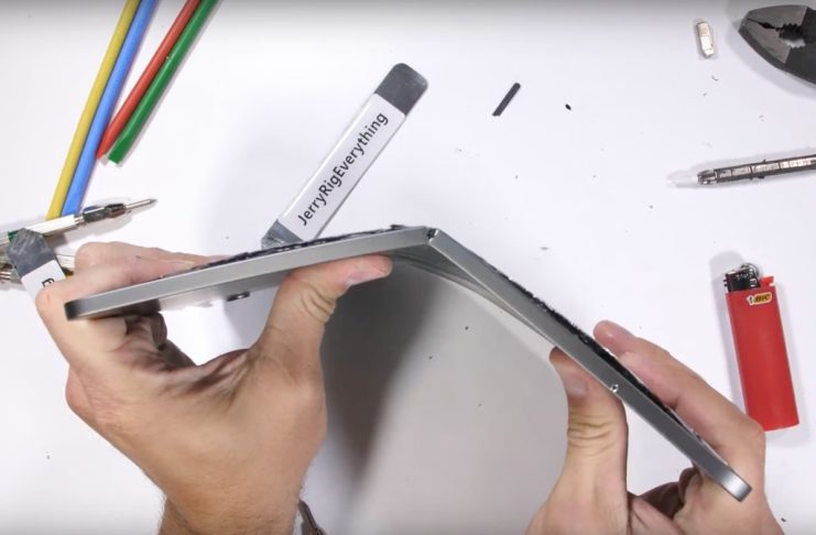 iPad Pro piegato in due, torturato e distrutto, ma non è bendgate