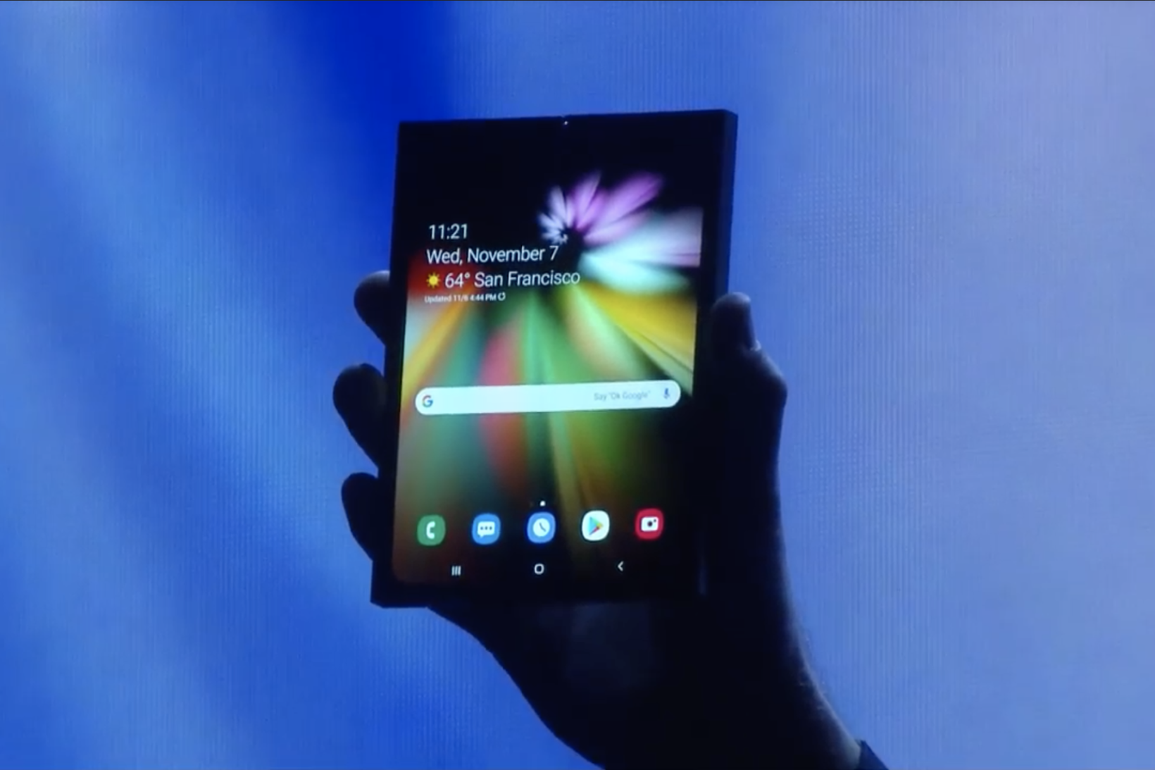 Ecco lo smartphone pieghevole di Samsung, è un prototipo ma fa sognare