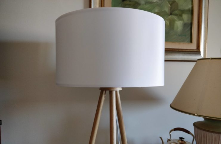 Recensione lampada da pavimento in legno Tomons, illuminare con stile