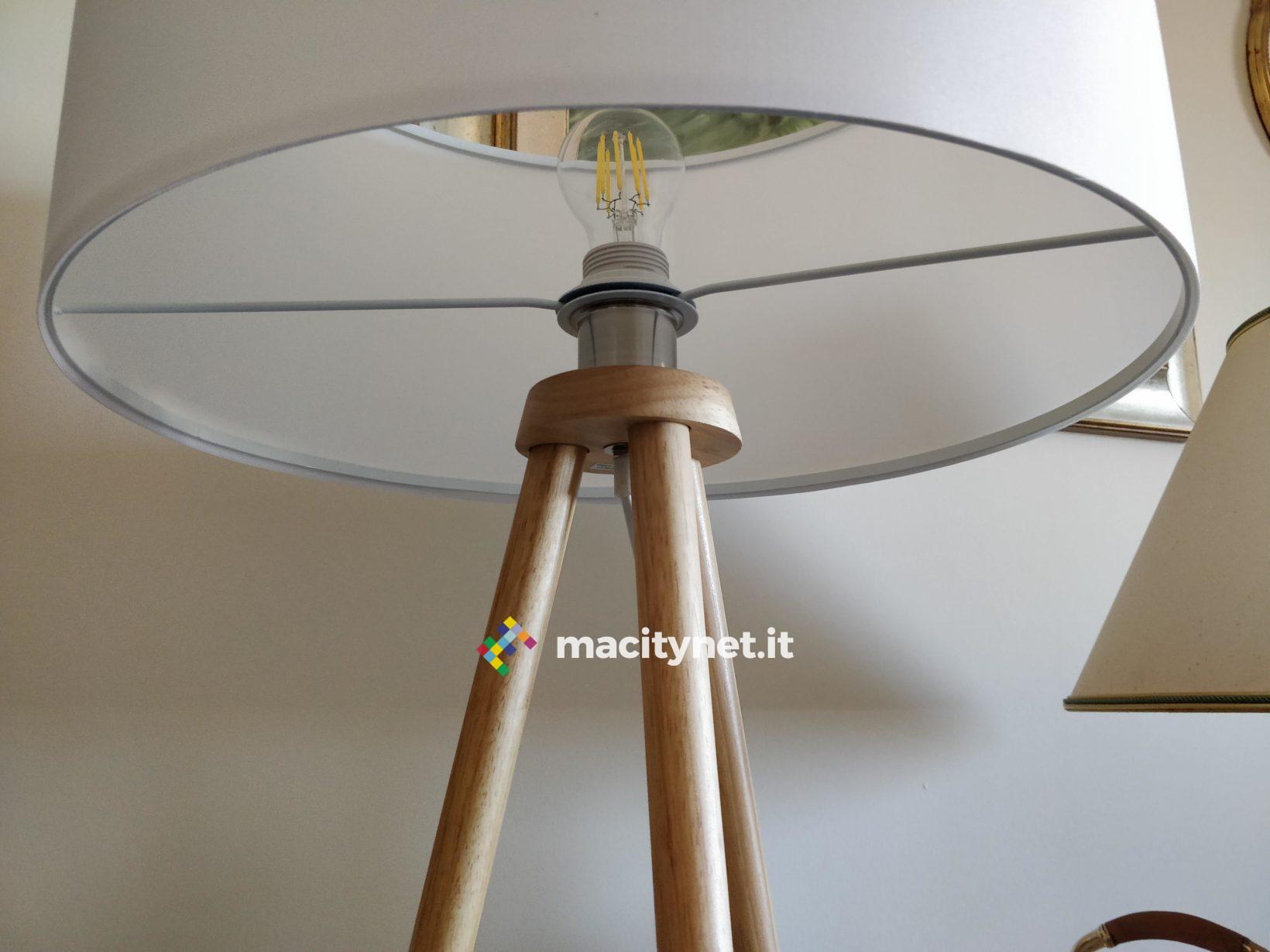 Recensione lampada da pavimento in legno Tomons, illuminare con stile