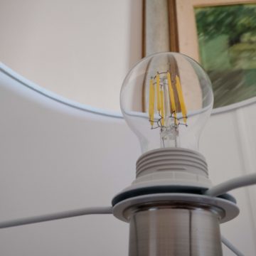 Recensione lampada da pavimento in legno Tomons, illuminare con stile