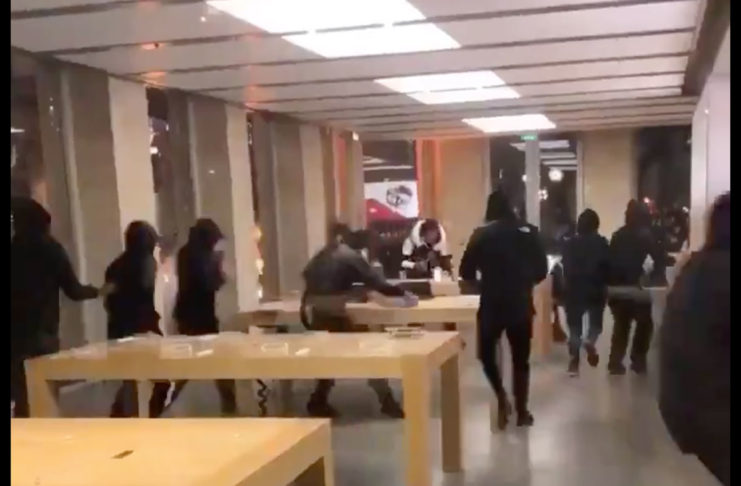 L’Apple Store di Bordeaux saccheggiato durante la protesta dei gilet gialli